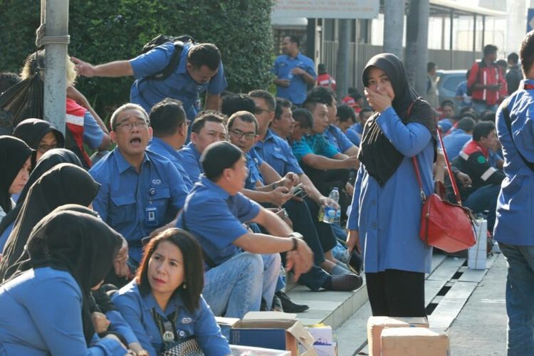 Para pekerja PT JICT melakukan aksi mogok kerja di lobi kantor PT JICT, Jalan Pelabuhan Raya, Tanjung Priok, Na