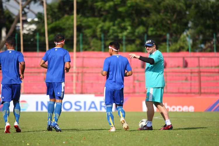 Pelatih Persib Bandung Robert Rene Alberts (biru muda) saat tim Persib Bandung uji lapangan jelang laga lawan PSM di Stadion Andi Mattalatta, Makassar, Sabtu (17/8/2019).