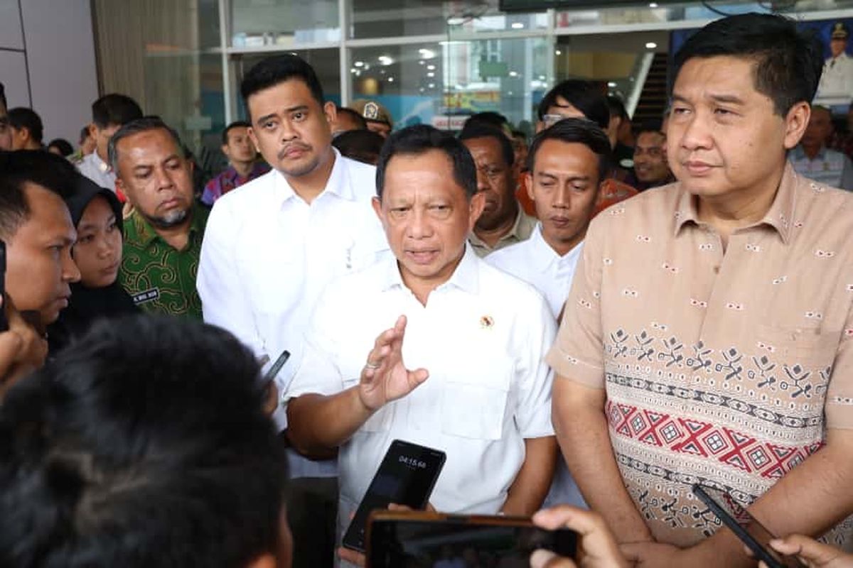 Menteri Dalam Negeri (Mendagri) Muhammad Tito Karnavian bersama Menteri Perumahan dan Kawasan Permukiman (PKP) Maruarar Sirait serta Gubernur Sumatera Utara (Sumut) Bobby Nasution saat meninjau Mal Pelayanan Publik (MPP) Kota Medan, Sumut, Jumat (10/10/2025).