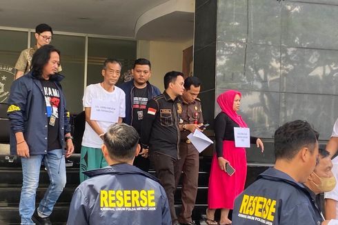 Rekonstruksi Pembunuhan Petugas Imigrasi di Apartemen Tangerang, Pelaku Berkaus Putih dengan Tangan Diikat