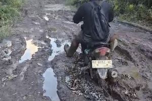 Derita Warga Soren Kotim, Berkali-kali Ganti Bupati Jalan Rusak Tak Diperbaiki