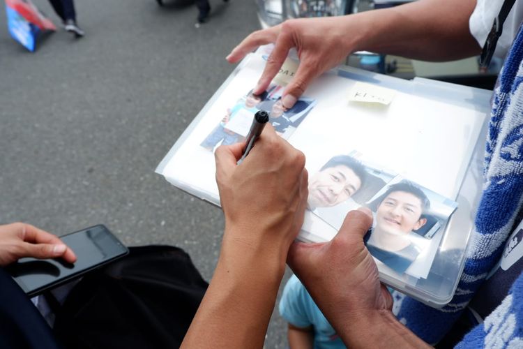 Rio Haryanto saat melayani permintaan tanda tangan dari fan di Jepang usai seri ketiga Blancpain GT World Challenge Asia 2019 di Sirkuit Suzuka, Jepang, Minggu (23/6/2019).