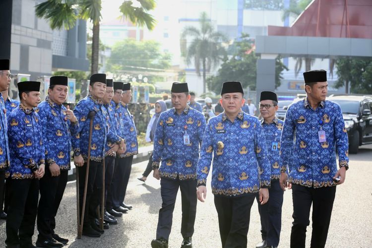 Penjabat (Pj) Gubernur Provinsi Sumatera Selatan (Sumsel) Agus Fatoni bersama jajarannya pada kegiatan Apel Bulanan Pemerintah Provinsi Sumsel dalam rangka halal bihalal di Lapangan Kantor Gubernur Sumsel, Palembang, Rabu (17/4/2024).