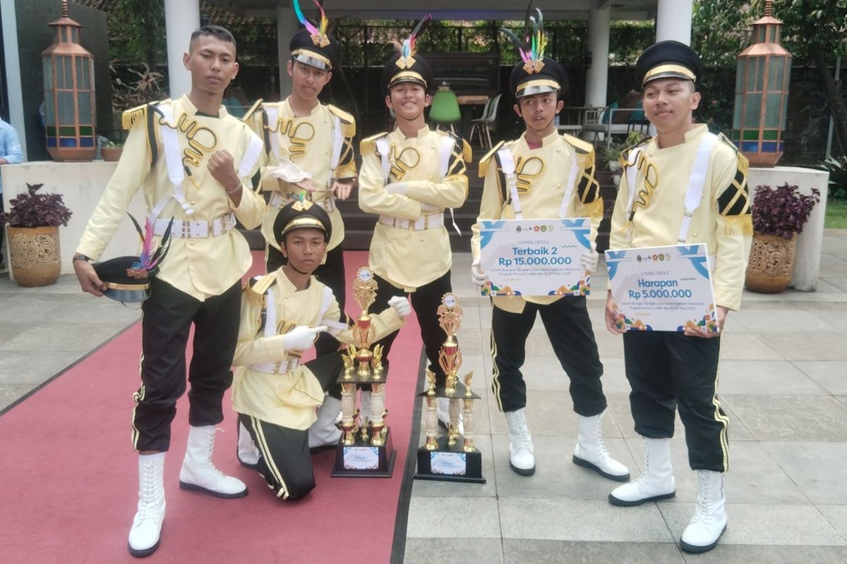 Peleton juara dua terbaik serta juara harapan dua dalam lomba defile atau lomba baris berbaris yang digelar dalam rangka Upacara Hari Kebangkitan Nasional Tingkat Provinsi Jawa Barat, Selasa (20/5/2025).