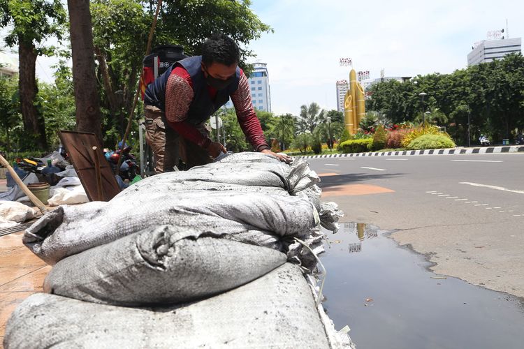 Pemerintah Kota Surabaya menerjunkan satgas untuk membersihkan sampah di setiap saluran di pusat kota hingga mencari tahu penyebab banjir dari hulu ke hilir.