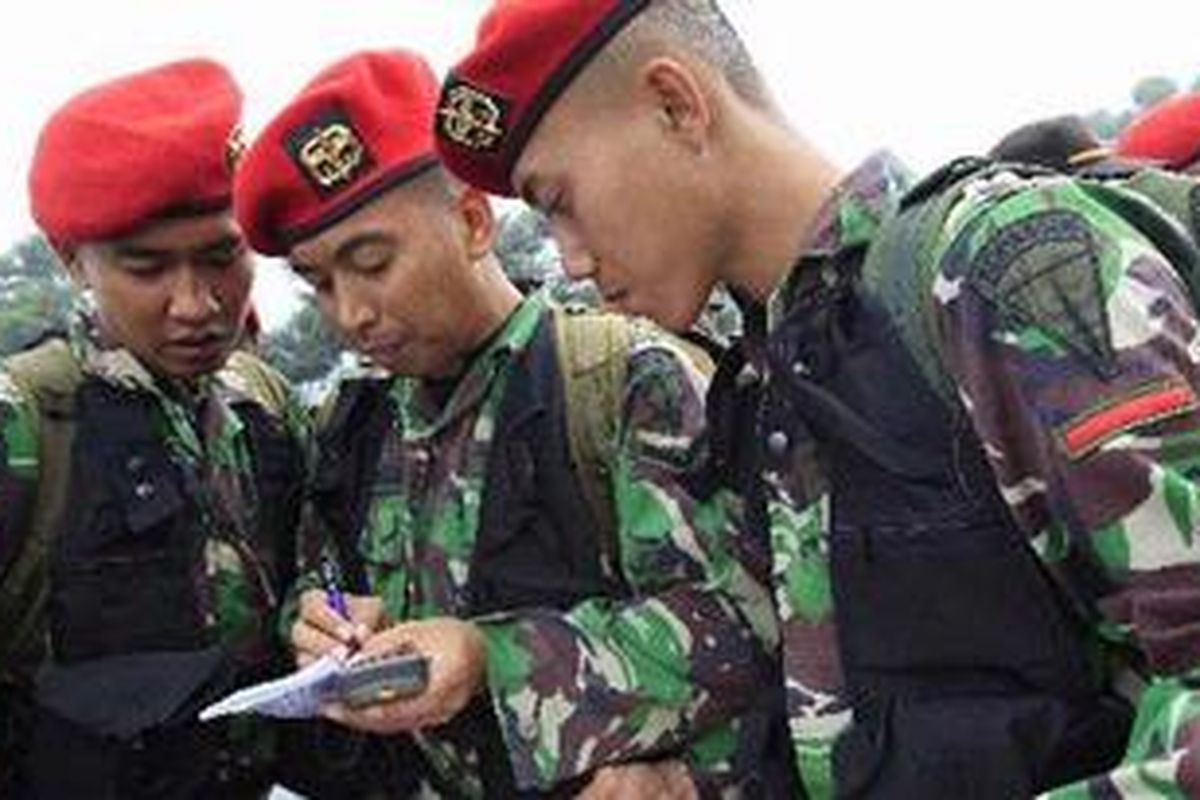 Kopassus membaca peta kontur saat melakukan pencarian pesawat Sukhoi Superjet 100 yang jatuh di Gunung Salak, di Desa Gunung Sari, Pemijahan, Bogor, Kamis (10/5/2012). Puing pesawat ditemukan oleh tim pencari dari helikopter di kawasan Kecamatan Cijeruk, Bogor. 