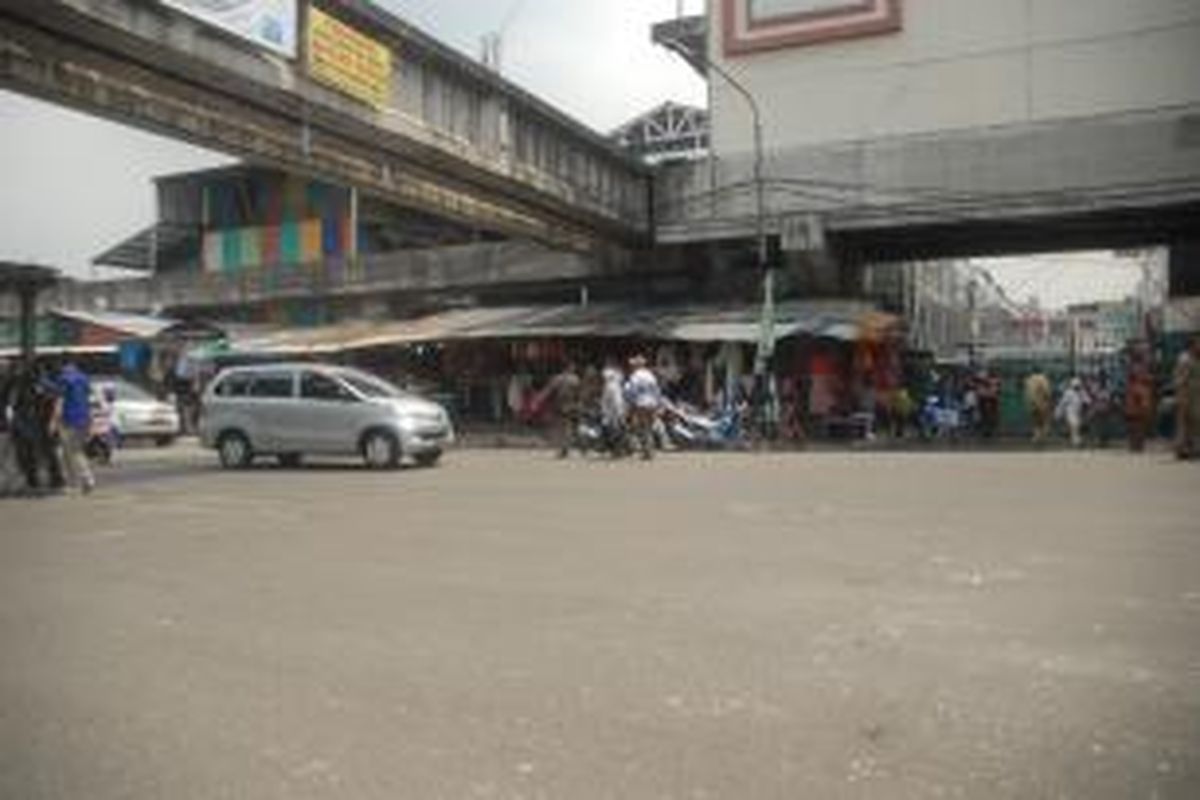 Kondisi Jalan Kebon Jati di Pasar Tanah Abang tampak lengang tanpa keberadaan pedagang kaki lima, Senin (12/8/2013) siang. Sejumlah pedagang yang memiliki lapak di trotoar masih beraktivitas kendati ratusan Satpol PP melakukan penjagaan pasca-penertiban PKL pada Minggu sehari sebelumnya.