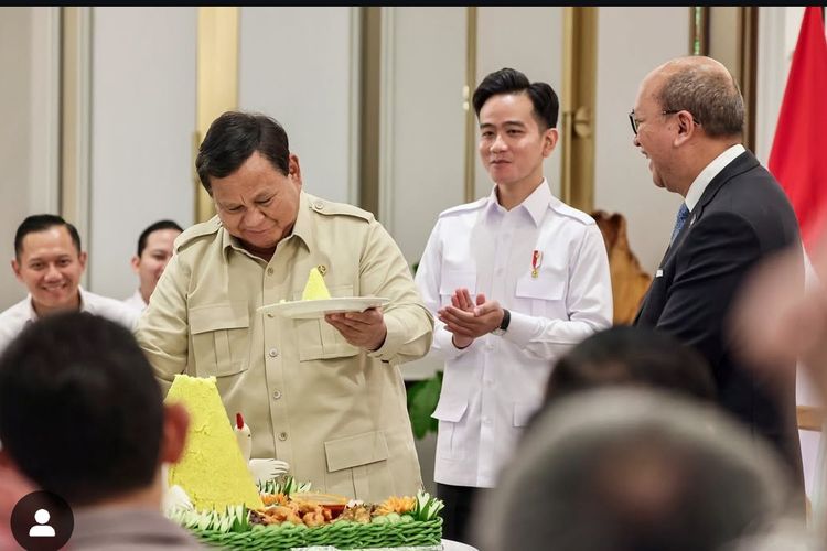 Presiden RI Prabowo Subianto potong tumpeng di Kantor Badan Pengelola Investasi (BPI) Danantara, Jakarta, Senin (30/6/2025).