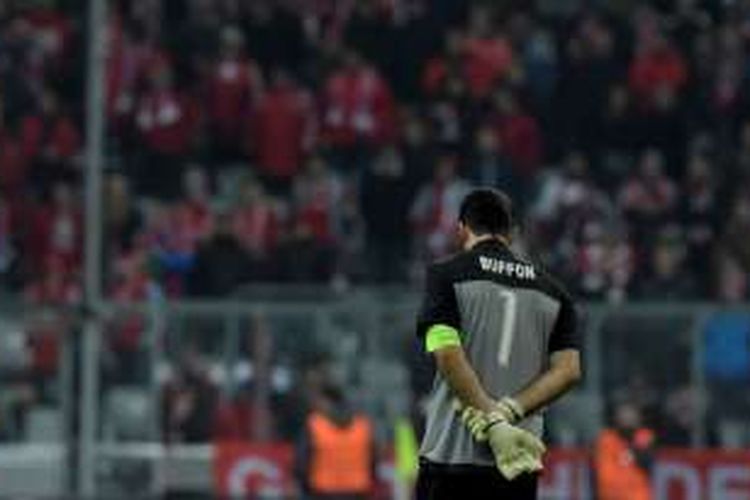 Ekspresi kapten Juventus, Gianluigi Buffon, saat timnya melawan Bayern Muenchen pada leg kedua babak 16 besar Liga Champions di Stadion Allianz Arena, Rabu (16/3/2016).