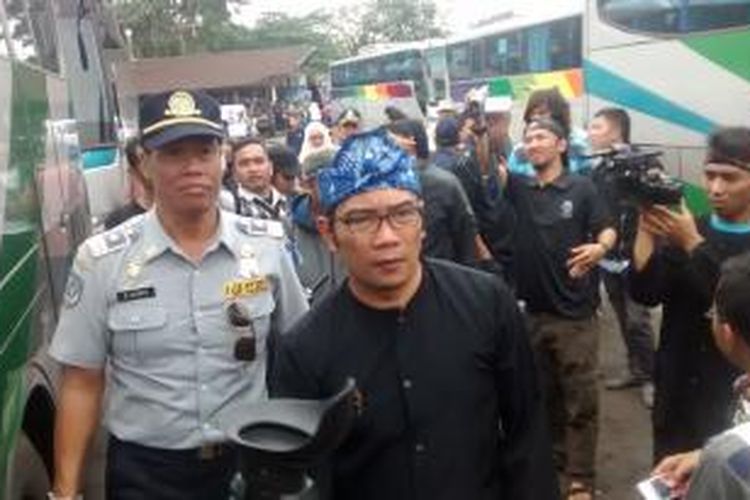 Wali Kota Bandung, Ridwan Kamil, memeriksa kelaikan bus di terminal Cicaheum, Kota Bandung, Rabu (23/7/2104). 