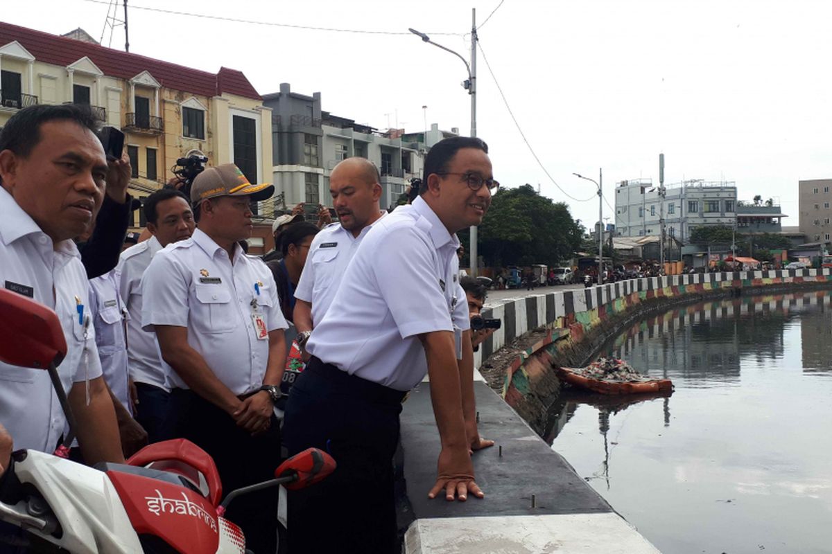 Gubernur DKI Jakarta Anies Baswedan saat meninjau Kali Sentiong, Kemayoran, Rabu (2/1/2019).