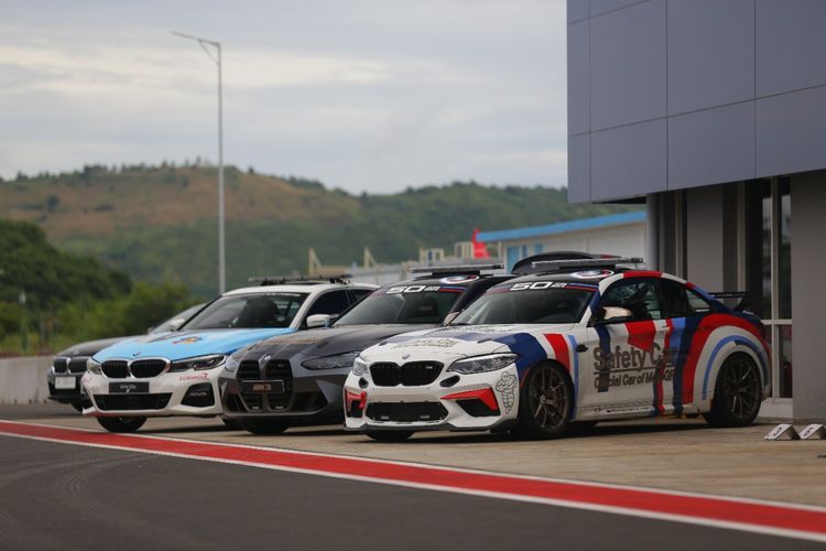 Jajaran mobil BMW M yang bertugas menjadi safety  car pada MotoGP Mandalika 2022