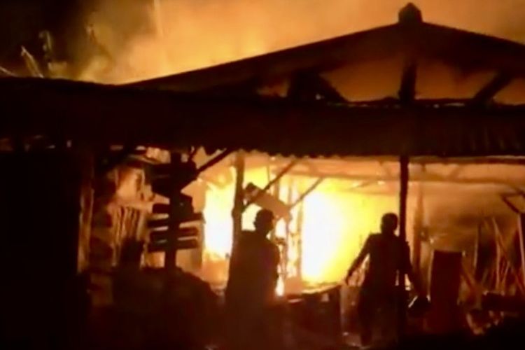 Tengah Malam Mencekam Saat Toko Material Kayu di Losarang Indramayu Terbakar Hebat