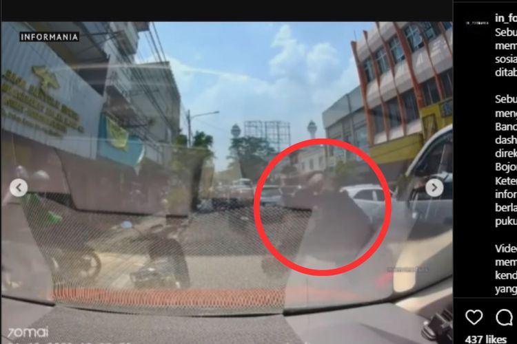 Tangkaapan layar video seorang pengendara motor di Kota Bandung, Jawa Barat terekam kamera dashboard memecahkan kaca mobil.