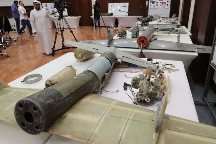 Sisa-sisa drone yang ditembakkan Yaman ke Abu Dhabi, ibu kota Uni Emirat Arab, pada 2012.