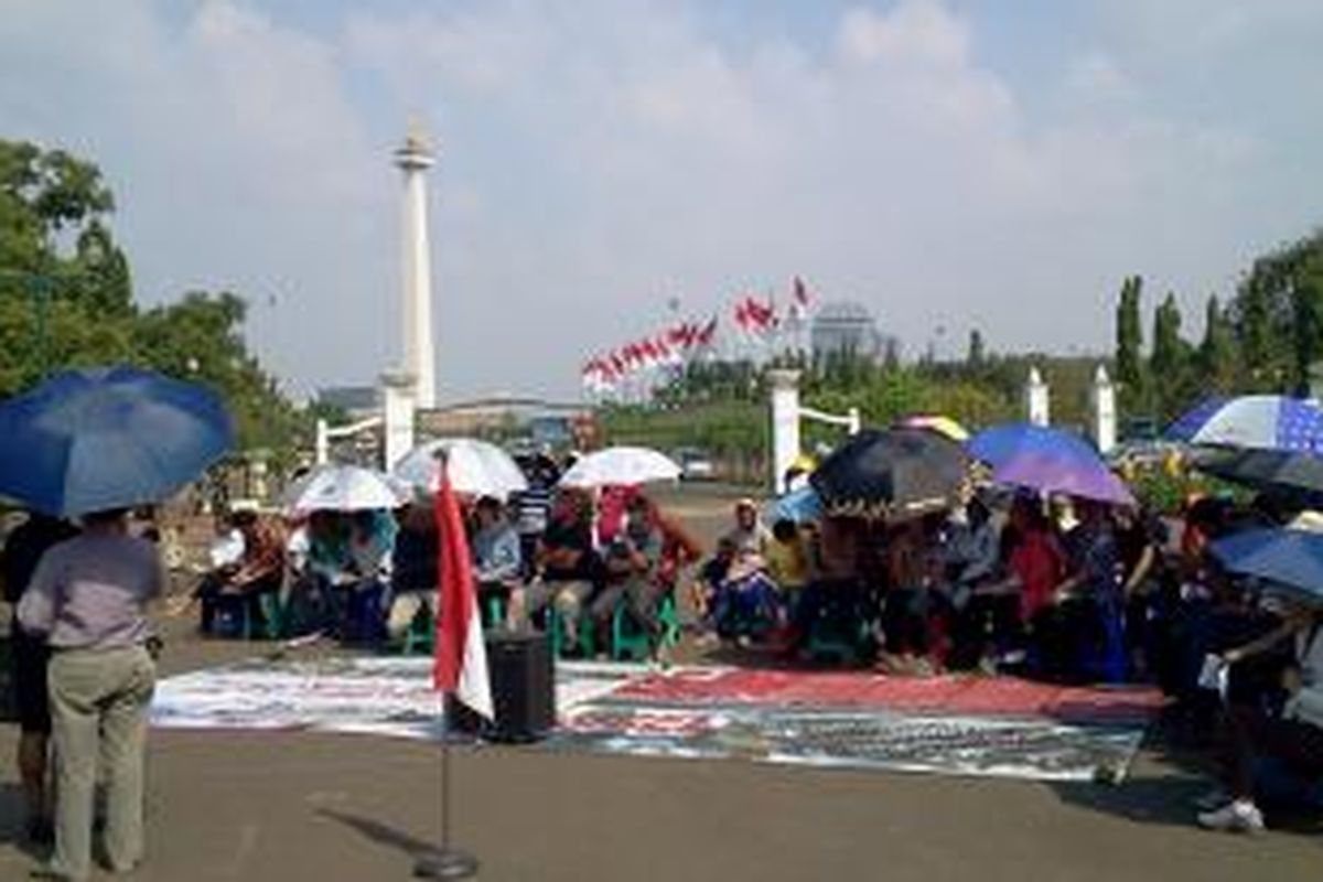 Ratusan jemaah GKI Yasmin, Bogor dan GKBP Filadelfia beribadah di depan Istana Negara, Minggu (1/9/2013).