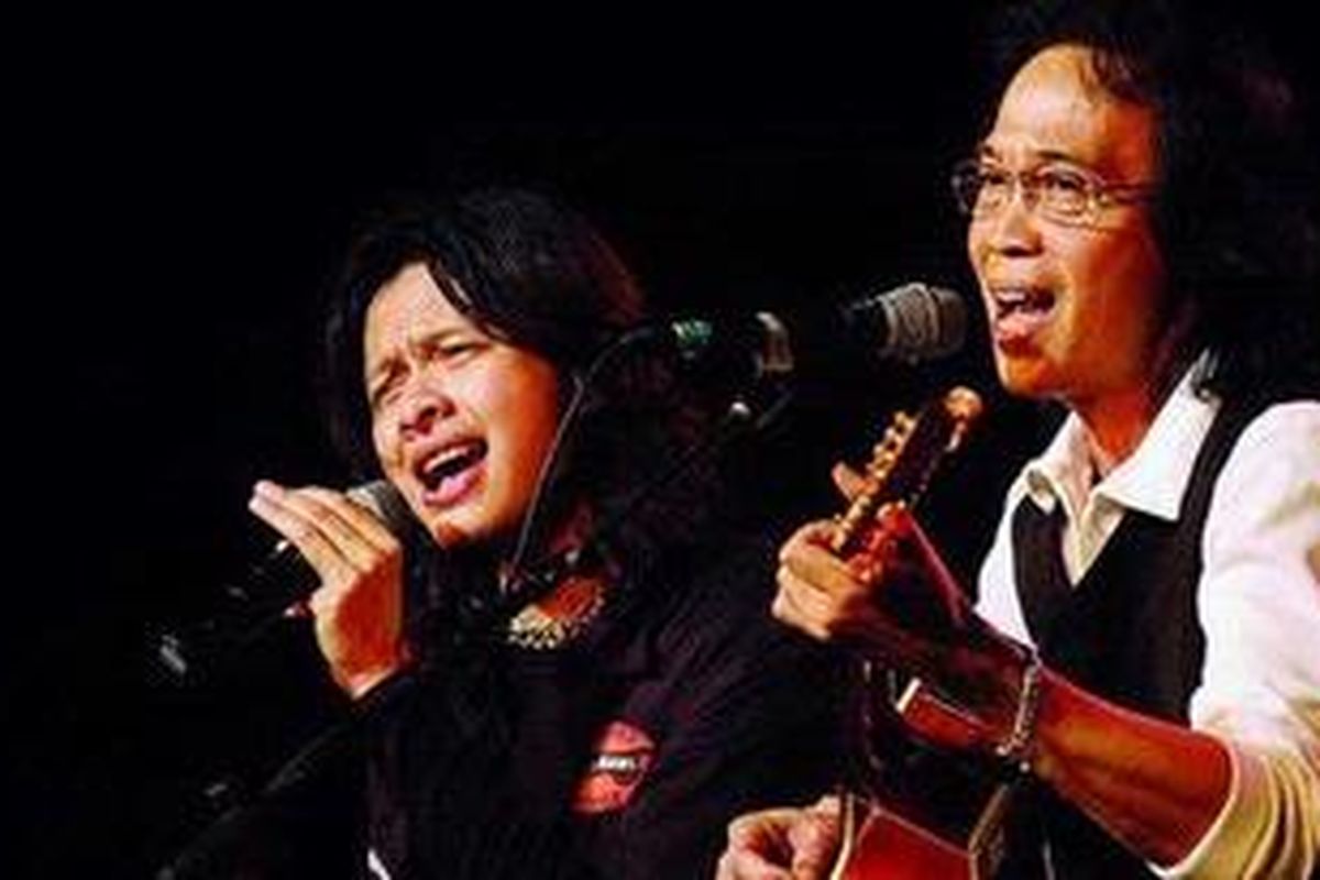 Chrisye (1949-2007) saat tampil bersama GIGI di Surabaya, 2002.