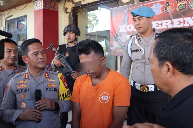 Kepala Polisi Resor (Polres) Badung AKBP Teguh Priyo Wasono, saat menginterogasi, KEP (40), sopir taksi yang memalak warga negara, dalam konferensi pers pada Rabu (21/6/2023). /Humas Polres Badung