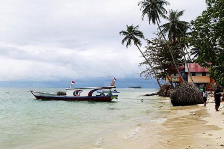 Pemandangan di Pulau Angso Duo, Kota Pariaman, Sumatera Barat, Sabtu (28/2/2015). Pasir putih nan lembut dibalut ombak yang tenang serta hutan alami yang sejuk menjadi daya tarik pulau yang berada sekitar 65 kilometer dari Kota Padang ini. Pulau ini merupakan salah satu andalan pariwisata Kota Pariaman.