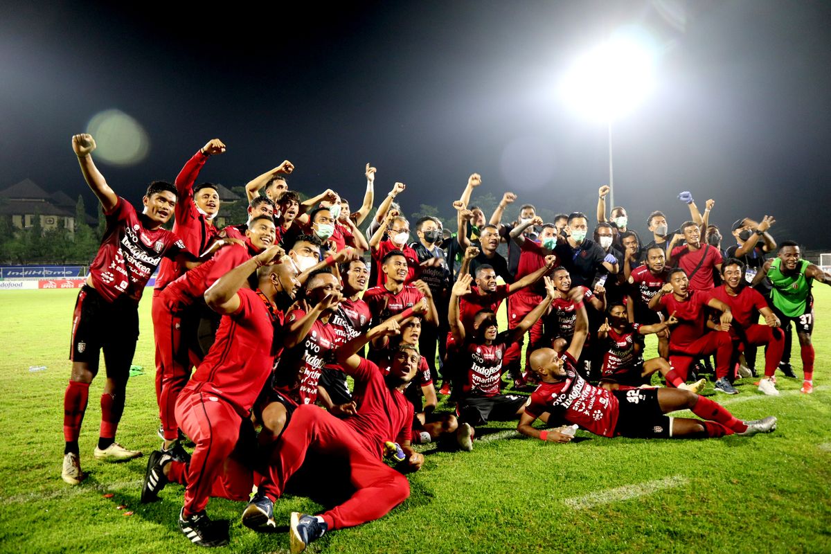 Foto bersama menikmati euforia Bali United juara Liga 1 2021-2022.