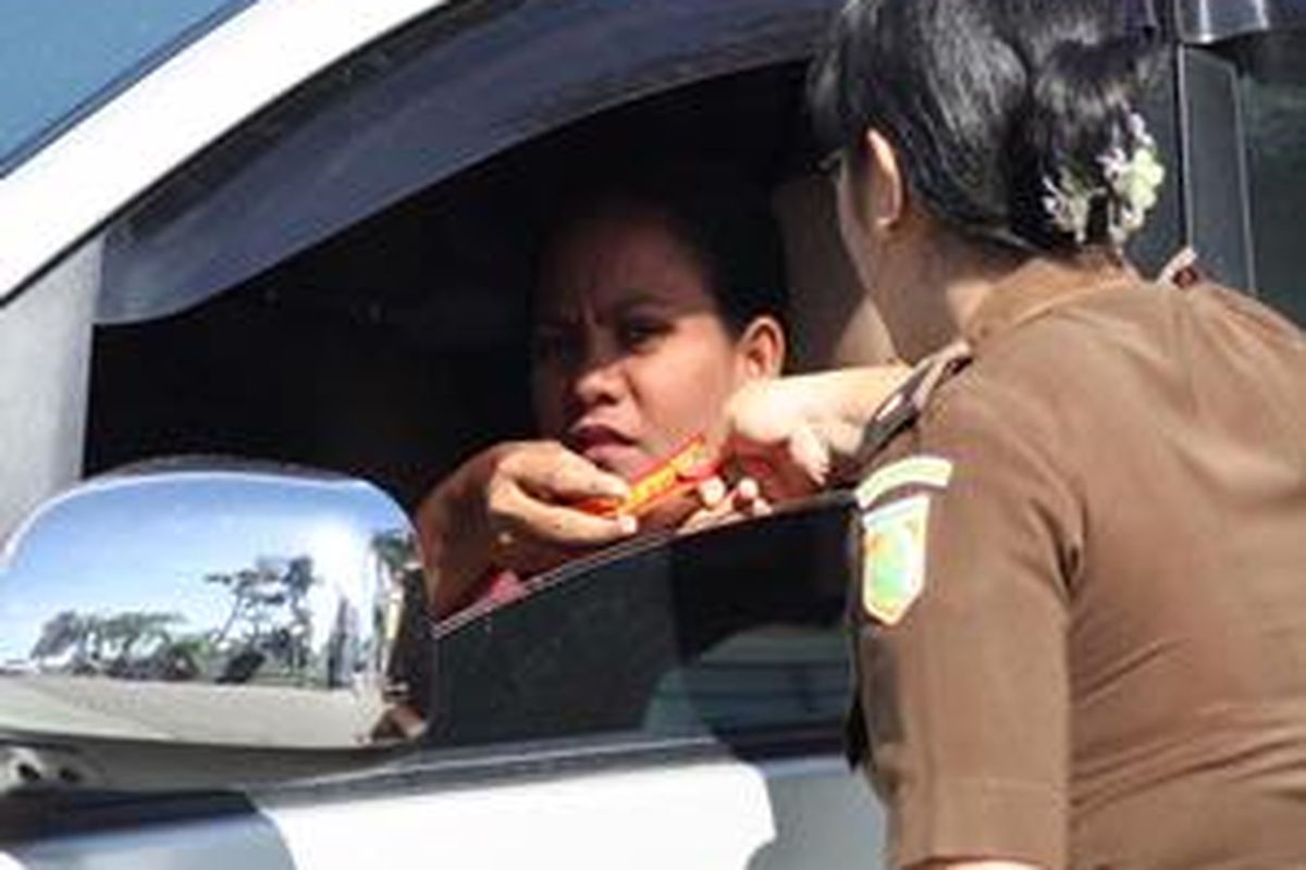 Pegawai Kejaksaan Negeri Manokwari membagikan stiker antikorupsi kepada para pengguna jalan di Manokwari, Papua Barat, Selasa (9/12).