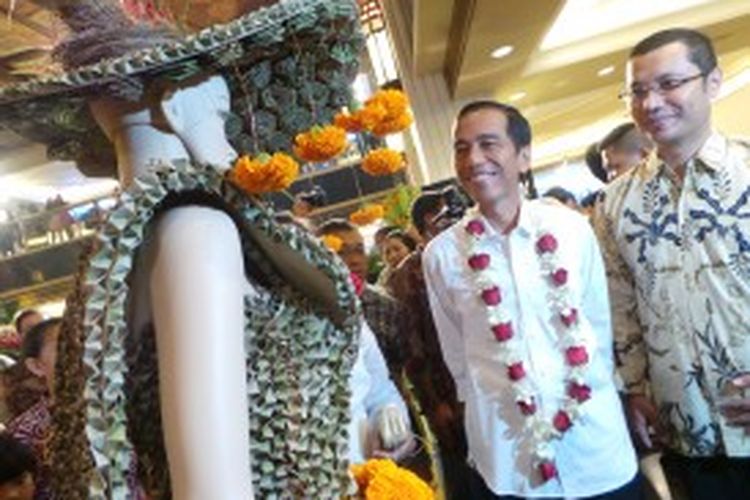 Gubernur DKI Jakarta Joko Widodo tengah melihat rangkaian bunga di acara  Forever Green Indonesia di Grand Indonesia.