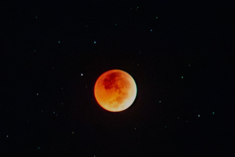 Ilustrasi Gerhana Bulan Total. Simak link live streaming BMKG dan Observatorium Bosscha untuk melihat fenomena langit istimewa berupa Gerhana Bulan Total di langit Indonesia pada Minggu (7/9/2025) hingga Senin (8/9/2025).