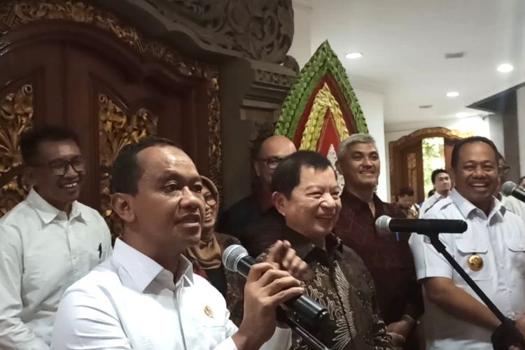 Menteri Investasi/Kepala Badan Koordinasi Penanaman Modal (BKPM) Bahlil Lahadalia, Menteri Perencanaan Pembangunan Nasional/Kepala Bappenas, Suharso Monoarfa, dan Pj Gubernur Bali Sang Made Mahendra, usai menghadiri Penyampaian Minat Investasi Bali Urban Rail and Associated Facilities di Kantor Gubernur Bali, Rabu (29/5/2024). Kompas.com/ Yohanes Valdi Seriang Ginta