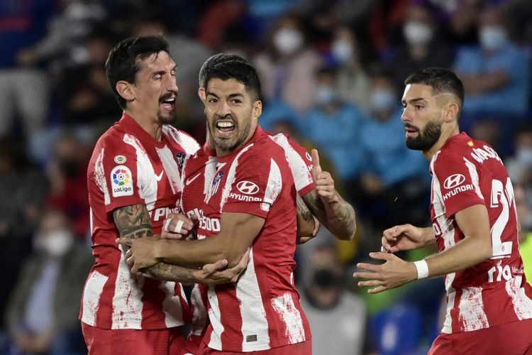 Para pemain Atletico Madrid merayakan gol Luis Suarez ke gawang Getafe pada laga pekan keenam Liga Spanyol 2021-2022 di Stadion Alfonso Perez, Rabu (22/9/2021) dini hari WIB.