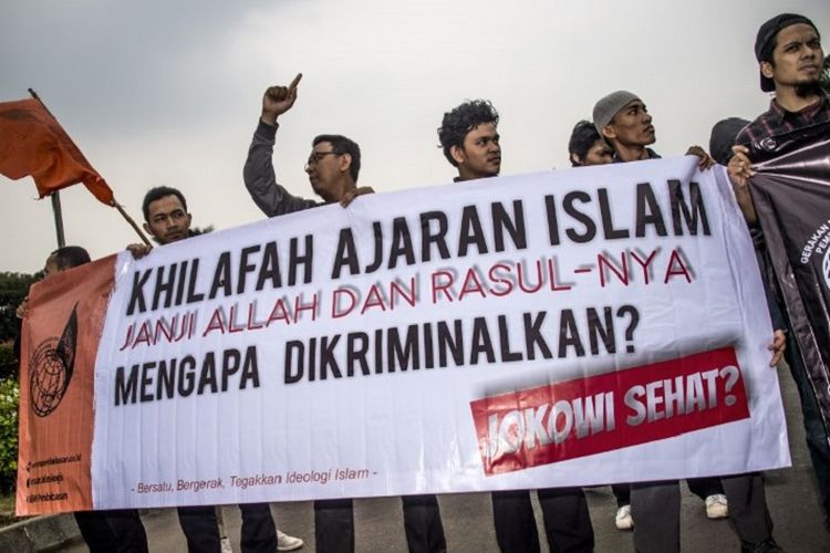 Demo menentang rencana pembubaran Hizbut Tahrir Indonesia (HTI) oleh pemerintah di Jakarta pada 12 Juli 2017.