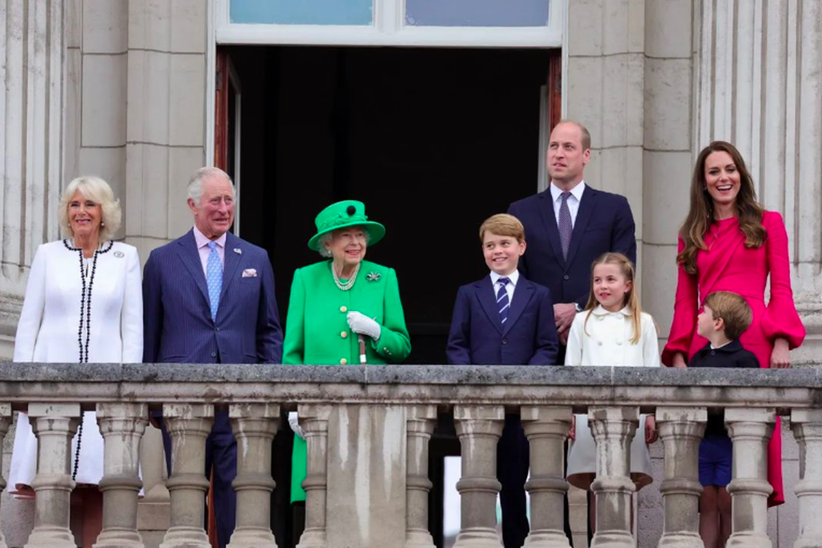 Keluarga kerajaan Inggris di balkon Istana Buckingham saat perayaan Platinum Pageant