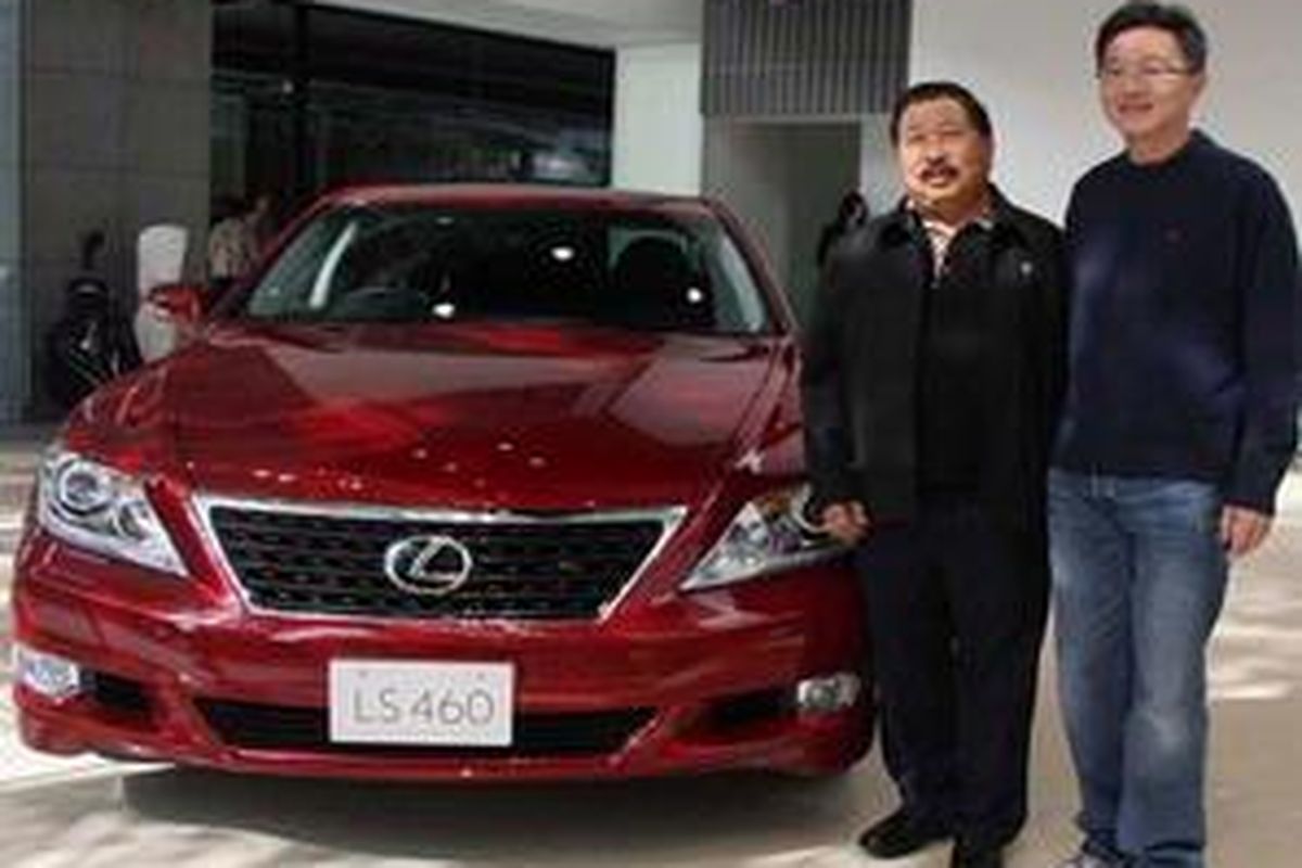 Johnny Darmawan bersama seorang direksi Tunas Toyota sewaktu melihat Lexus LS460 di jepang
