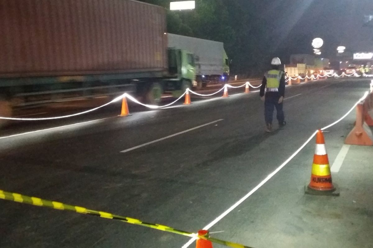 Perbaikan di Jalan Tol Jakarta-Cikampek pada Selasa (17/7/2018) malam.
