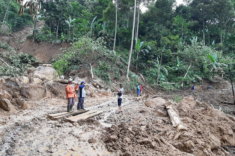 Sejumlah titik longsor dan jembatan putus di Kecamatan Lebakgedong, Kabupaten Lebak setelah banjir bandang menerjang, Rabu (1/1/2020)