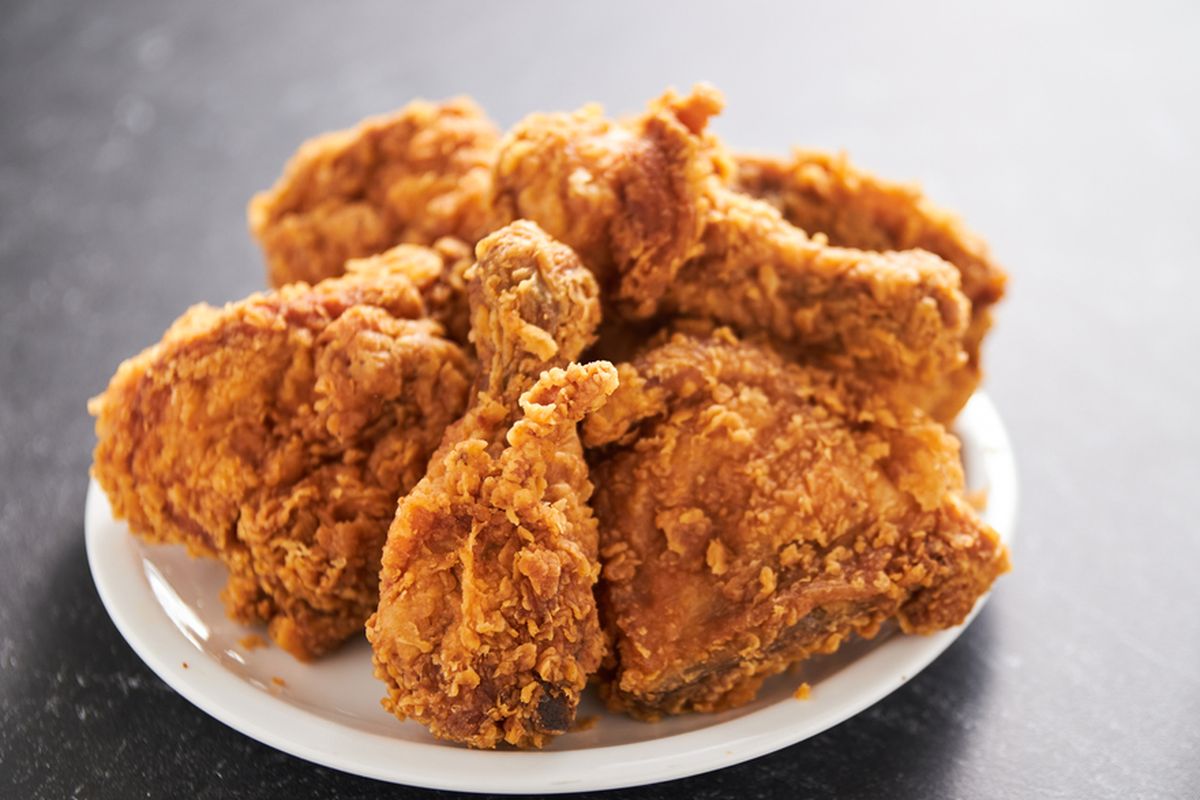 ilustrasi ayam goreng tepung. 