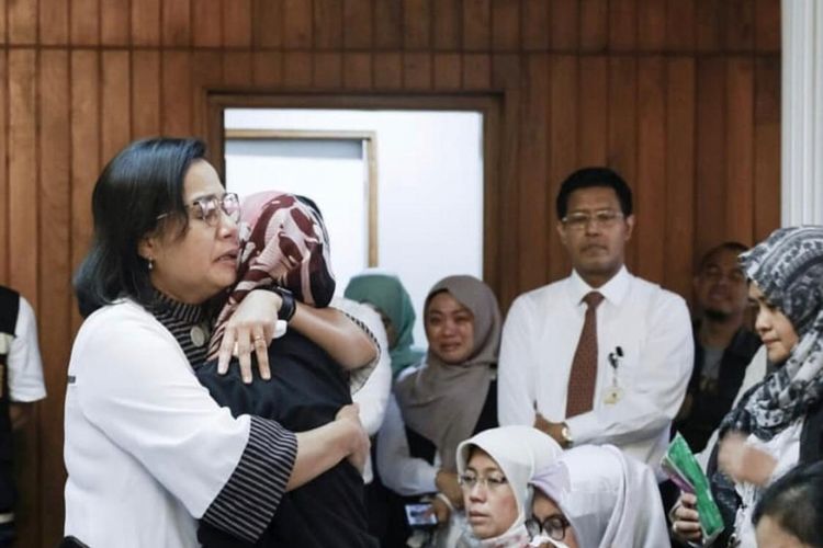  Menteri Keuangan Sri Mulyani Indrawati tampak memeluk anggota keluarga pegawai Kementerian Keuangan yang menjadi penumpang pesawat Lion Air JT 610 yang jatuh di perairan Karawang, Jawa Barat, Senin (29/10/2018). 