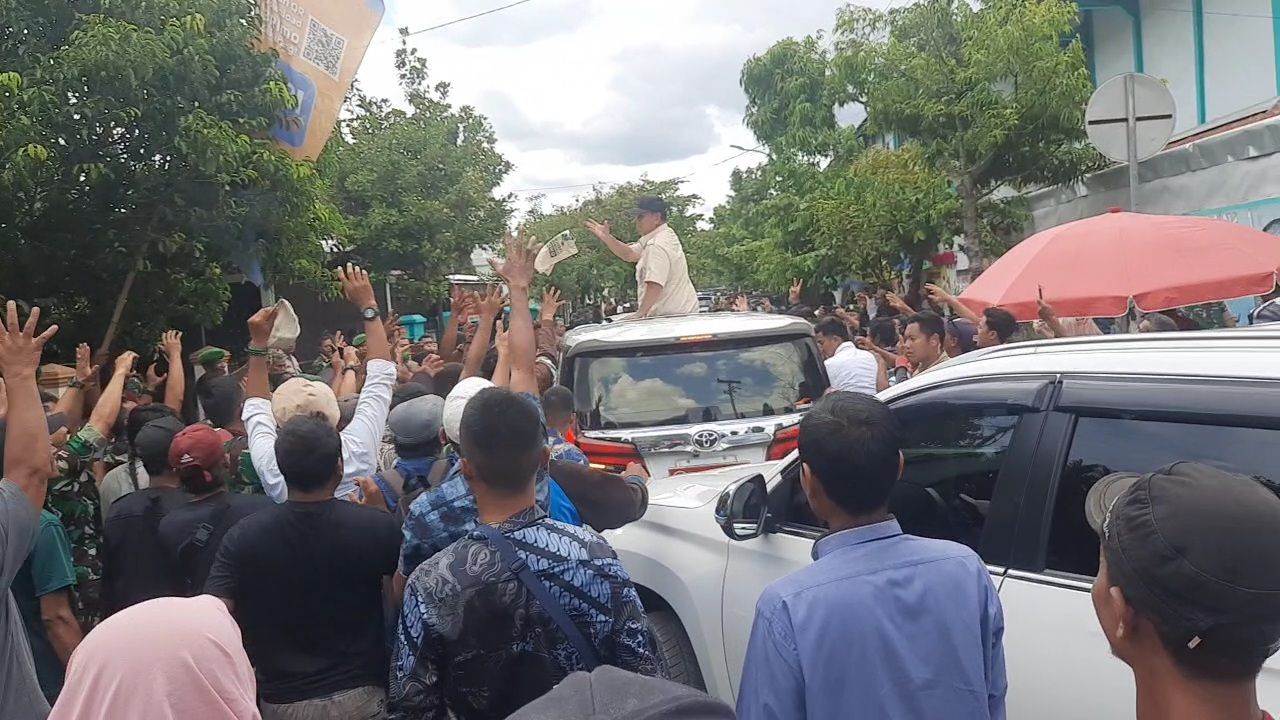 Saat Menhan Prabowo Bagi-bagikan Kaus Usai Kunjungan Kerja di Blora