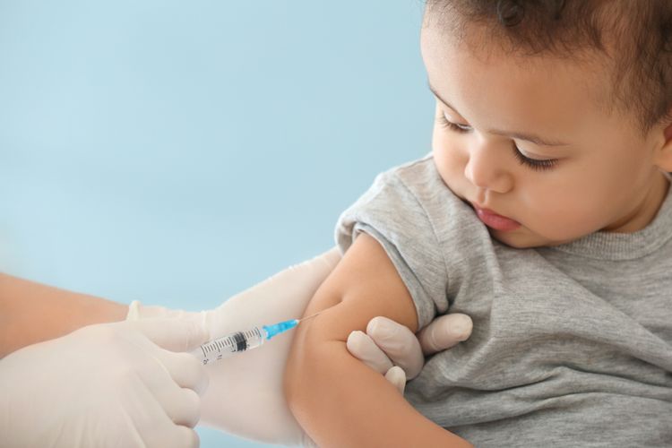 Ilustrasi imunisasi anak. Kenali daftar vaksin anak terbaru yang masuk Program Imunisasi Nasional 2024. 