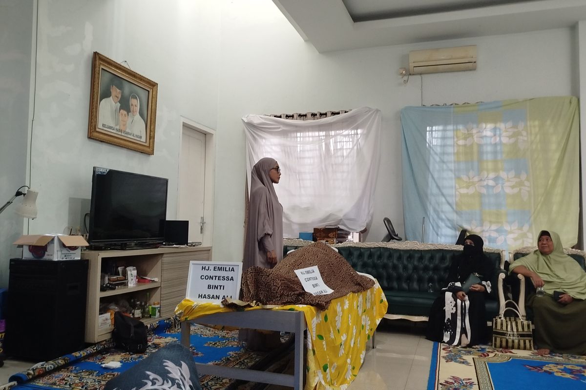 Jasad Emilia Contessa ditemani anaknya, Denada di rumah duka, Selasa (28/1/2025) 