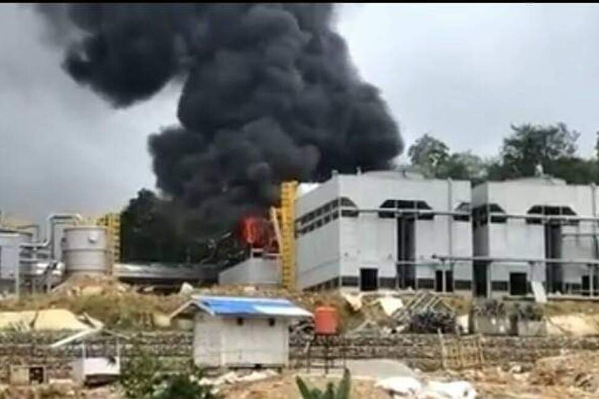 Bangunan proyek panas bumi PT SMGP yang terbakar di Welpad A, Desa Sibanggor Julu, Kecamatan Puncak Sorik Marapi, Mandailing Natal (Madina), Jumat (14/5/2021). Akibat kejadian itu, 2 wanita dan 2 bayi dibawa ke rumah sakit setempat serta satu blok bangunan yang terbakar mengalami kerusakan.