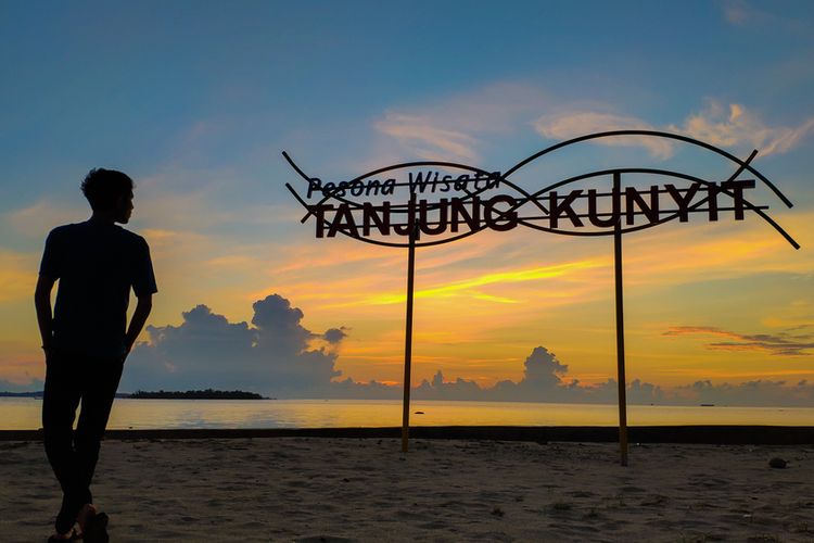 Matahari terbit di Tanjung Kunyit, Kotabaru, Kalimantan Selatan. 