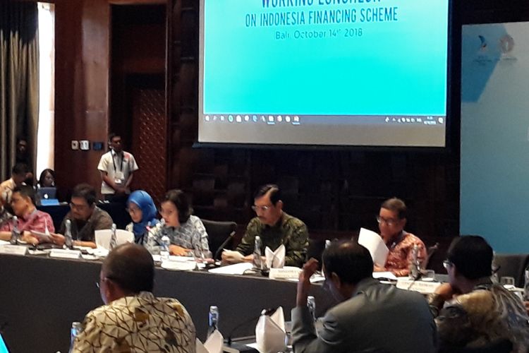 Pertemuan pembahasan skema pembiayaan di Indonesia oleh Lembaga Pembiayaan Ekspor Indonesia (LPEI) bersama Menteri Keuangan Sri Mulyani Indrawati dan Menteri Koordinator Bidang Kemaritiman Luhut Binsar Pandjaitan di Sofitel Hotel Nusa Dua, Bali, Minggu (14/10/2018). 