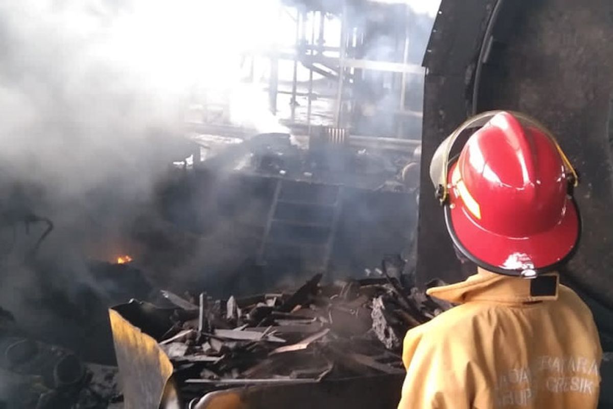 Petugas berhasil memadamkan kebakaran yang sempat terjadi di PT Ritex Energi Lestari, Jumat (18/2/2022).