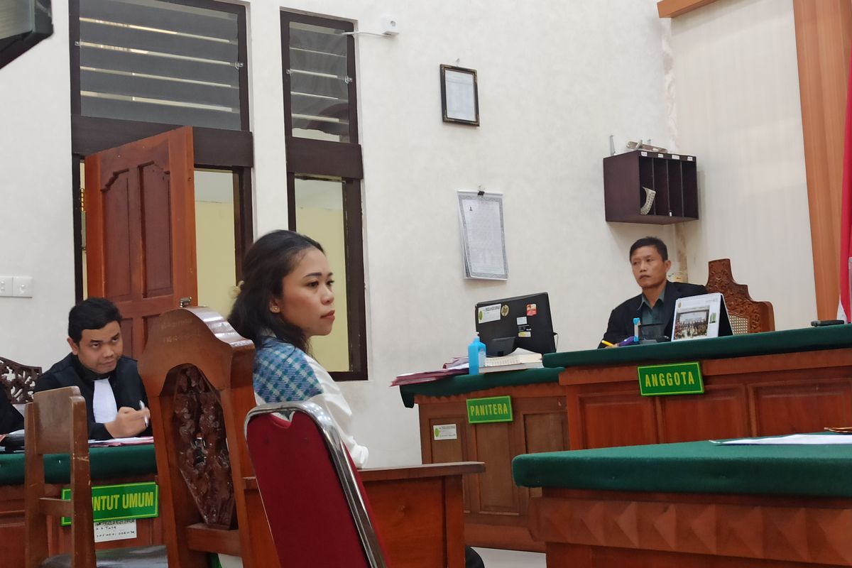 Anandira Puspita (34), istri Lettu CKM drg, MHA, anggota TNI dari satuan Kesdam IX/Udayana saat dihadirkan sebagai saksi dalam kasus UU ITE dengan terdakwa, Hari Soeslistya Adi (38), pemilik akun Instagram @ayoberanilaporkan6 di Pengadilan Negeri (PN) Denpasar, pada Selasa (11/6/2024). Kompas.com/ Yohanes Valdi Seriang Ginta