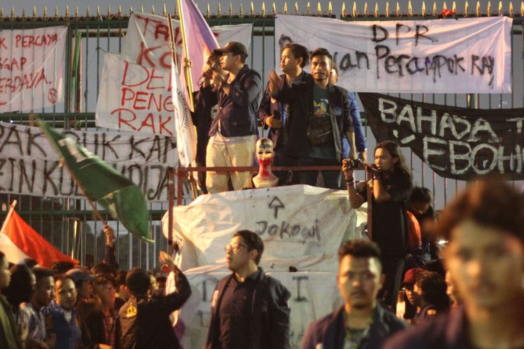 Mahasiswa menyampaikan orasi di Depan Gedung DPR/MPR, Jalan Gatot Subroto, Senayan, Jakarta Pusat, Senin (23/9/2019).