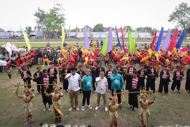 Festival Karapan Sapi diikuti oleh 48 peserta dan disaksikan ribuan penonton dari seluruh Pulau Madura.

