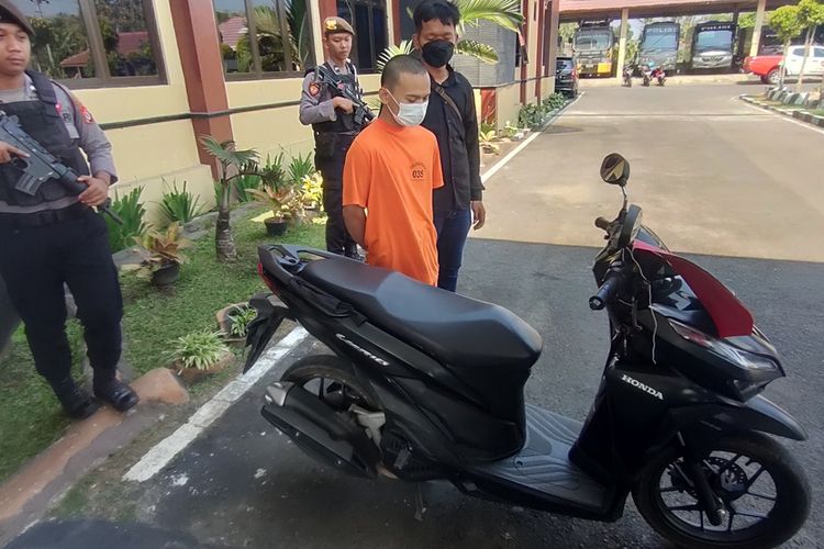 Polisi menggiring pemuda tanggung, TBS (21) yang terjerat kasus membawa lari seorang anak di bawah umur tanpa seizin orangtuanya di Kapanewon Girimulyo, Kabupaten Kulon Progo, Daerah Istimewa Yogyakarta.