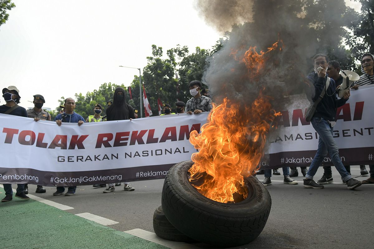 Massa yang tergabung dalam Gerakan Nasional Tolak Reklamasi (Gentar) Jakarta menggelar aksi unjuk rasa di depan gedung Balai Kota, Jakarta, Rabu (8/7/2020). Mereka menuntut Gubernur DKI Jakarta Anies Baswedan segera mencabut izin reklamasi di kawasan Pantai Ancol.