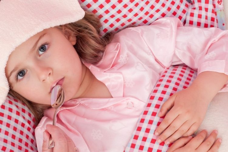 Sebagai bagian dari cara menurunkan demam pada anak, gunakan air suam-suam kuku untuk mandi atau sebagai alternatif, orangtua bisa mengelap tubuh anak dengan lap basah untuk membantu meredakan demam.