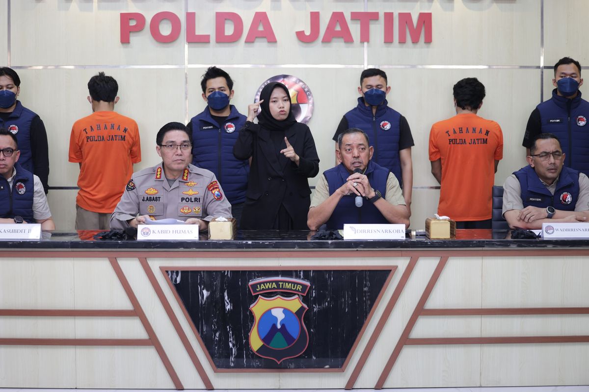 Dua tersangka REP (38) warga Batu dan W (35) warga Surabaya diamankan Polda Jatim atas kasus peredaran narkoba senilai Rp22 miliar, Selasa (29/4/2025).